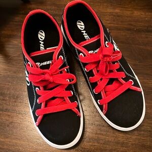 NEW Heelys Wheeled Shoes Sneaker Black/Red/White  Boys Sz 4 Youth/Girls 6